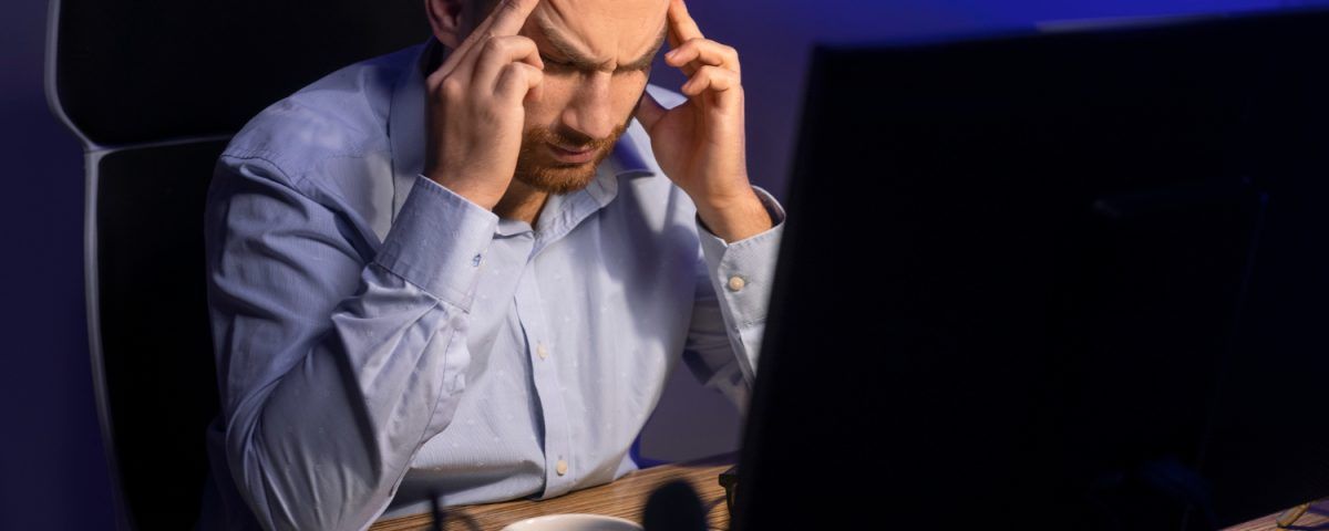 Firma optimizare SEO analizează un grafic descendent pe laptop, indicând lipsa rezultatelor în Google.