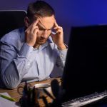 Firma optimizare SEO analizează un grafic descendent pe laptop, indicând lipsa rezultatelor în Google.