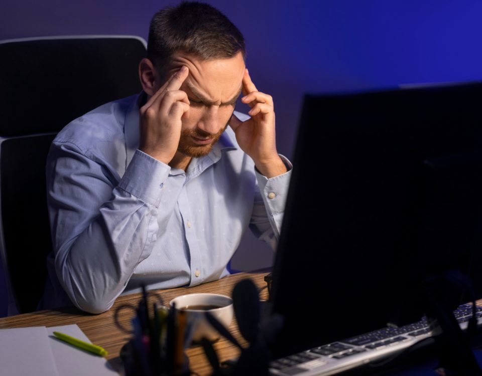 Firma optimizare SEO analizează un grafic descendent pe laptop, indicând lipsa rezultatelor în Google.